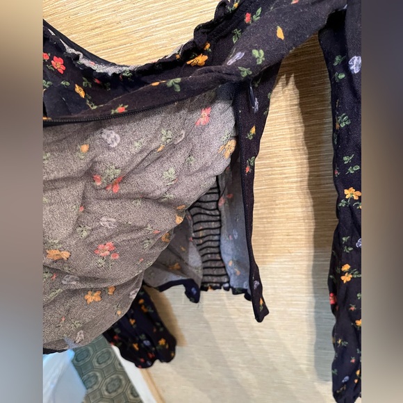 Navy Blue Floral Reformation Blouse 💙 - Picture 4 of 8